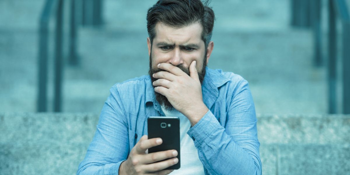 Homme stressé qui a fait une erreur sur son bonus de bienvenue - le bon parieur