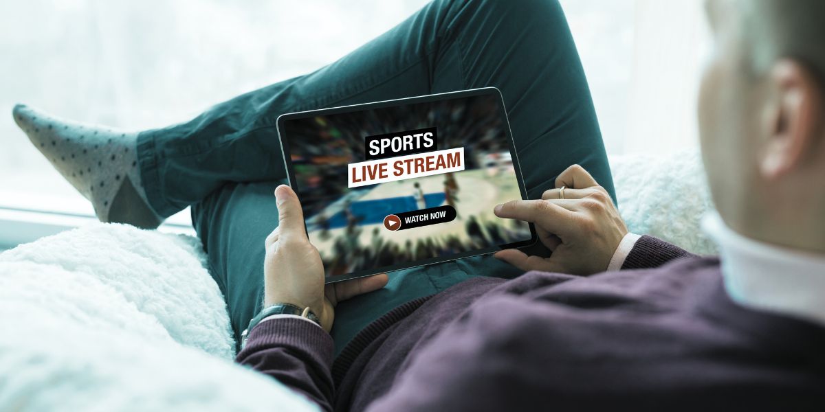 Homme qui accède au streaming foot sur sa tablette - Le Bon Parieur