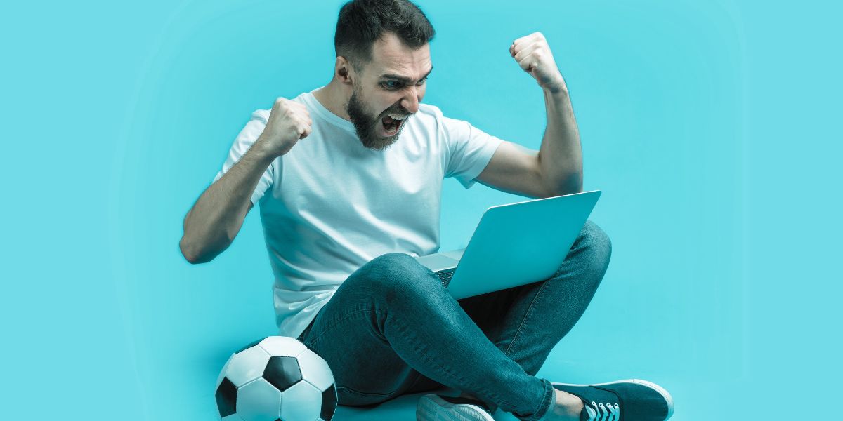 homme qui célèbre la victoire de son équipe de foot - Le Bon Parieur