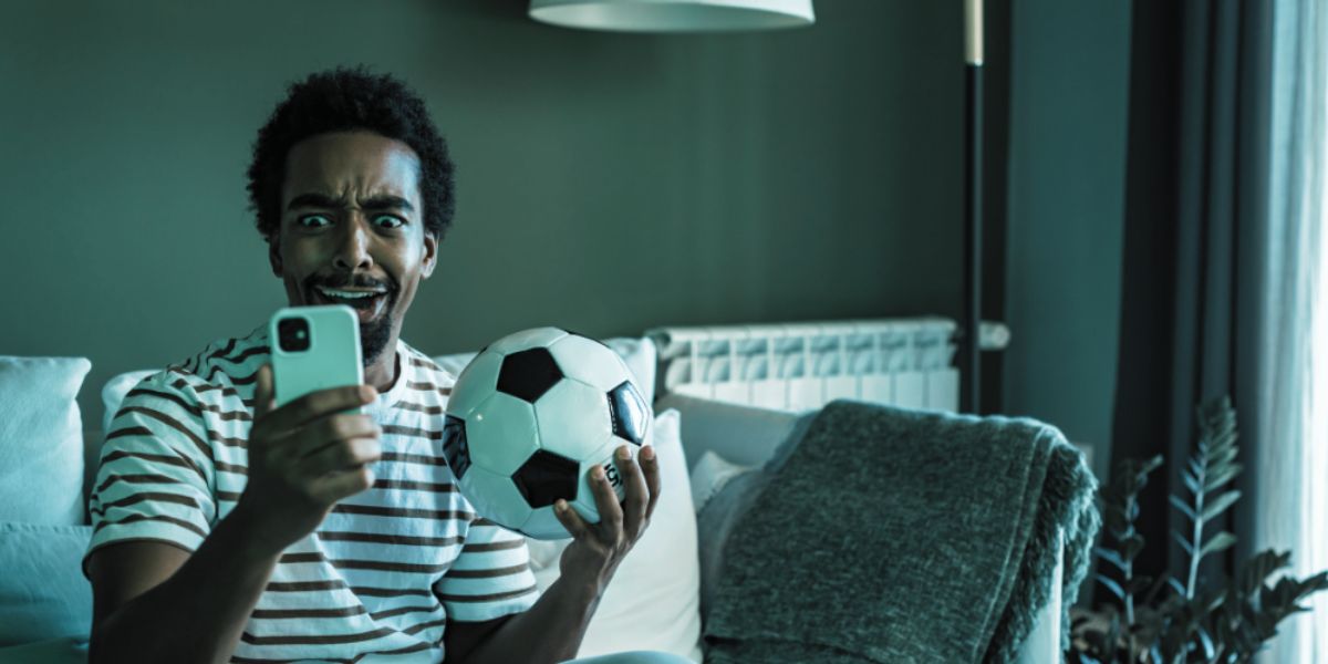 homme heureux de découvrir tous les sports disponibles en streaming chez le bookmaker de son choix - Le Bon Parieur