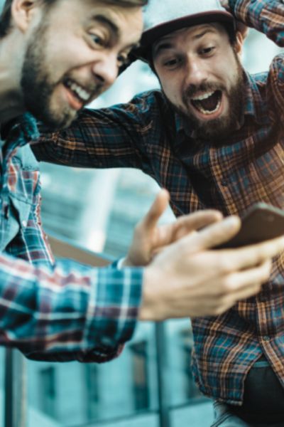 Amis qui parient en live sur leur téléphone - le bon parieur