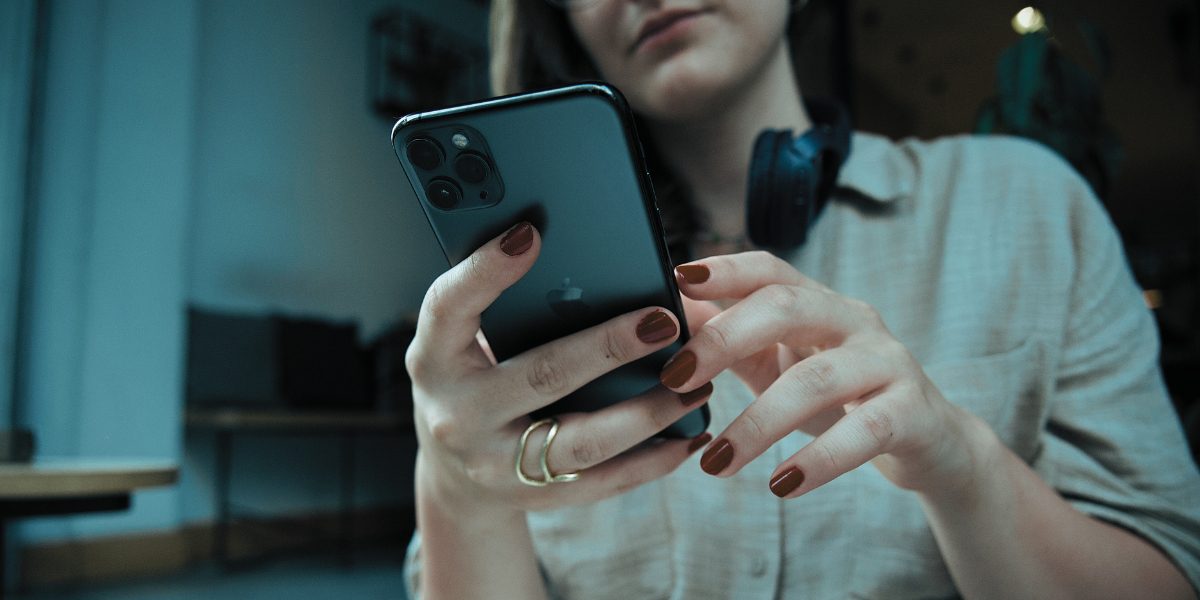 femme qui place son premier pari sportif - le bon parieur