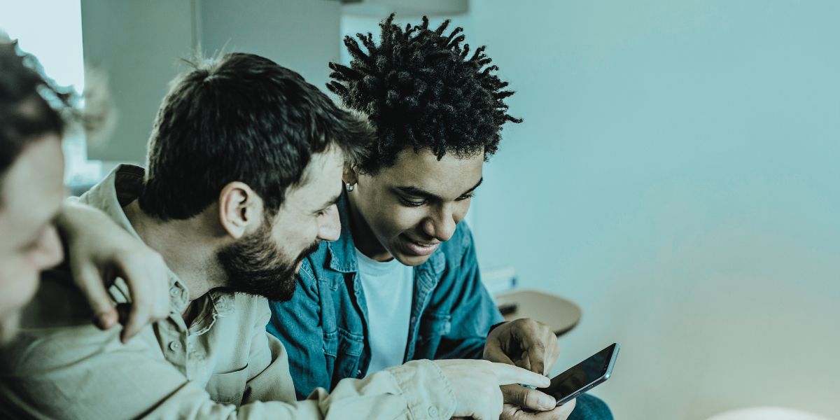 Amis qui discutent autour d'un pari sportif et du bonus unibet - le bon parieur