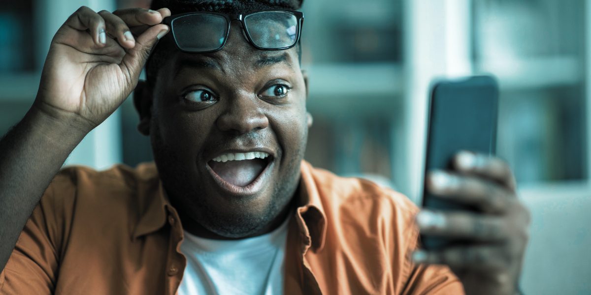 homme qui place son premier pari sportif - le bon parieur