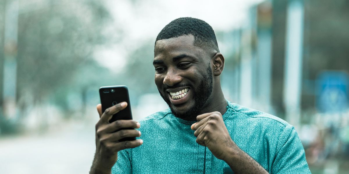 homme content qui profite du bonus unibet - le bon parieur