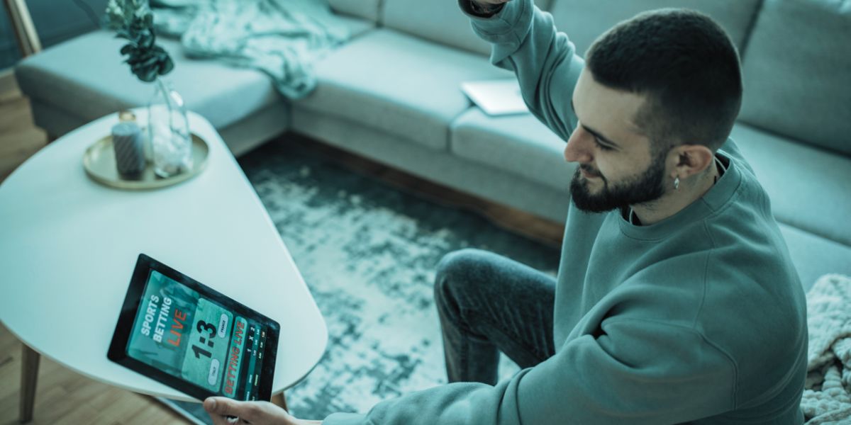 homme qui parie en live sur une plateforme de bookmaker - le bon parieur