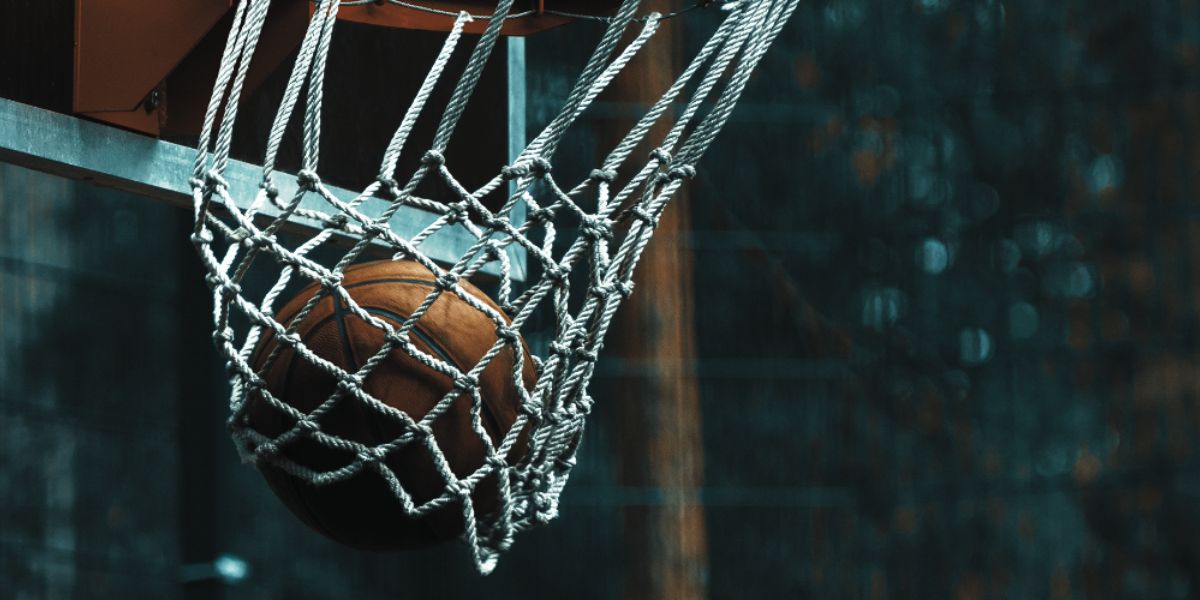 Ballon de basket qui entre dans le panier - le bon parieur