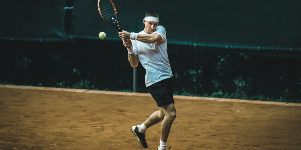 joueur de tennis sur terre battue qui claque un revers - le bon parieur