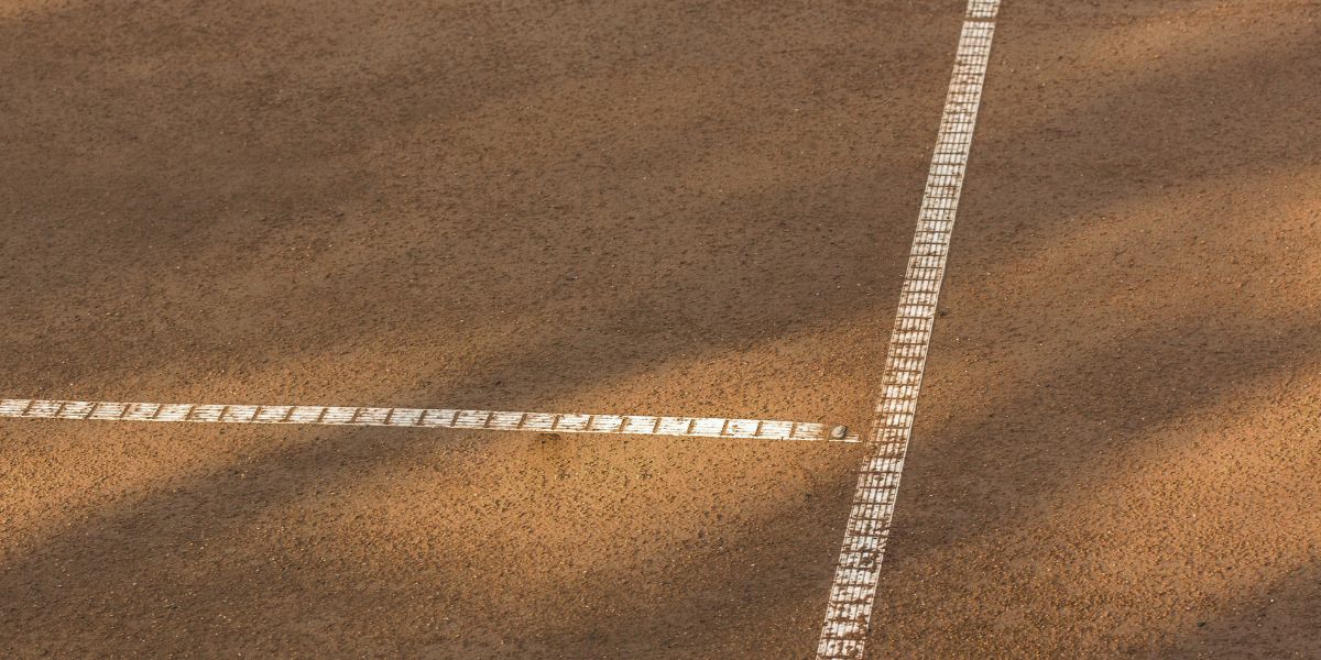 ligne de tennis tracée sur terre battue - le bon parieur