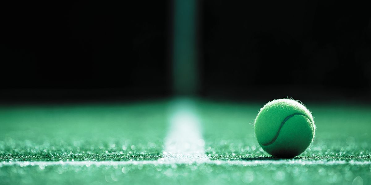 balle de tennis posée sur un terrain à wimbledon - le bon parieur