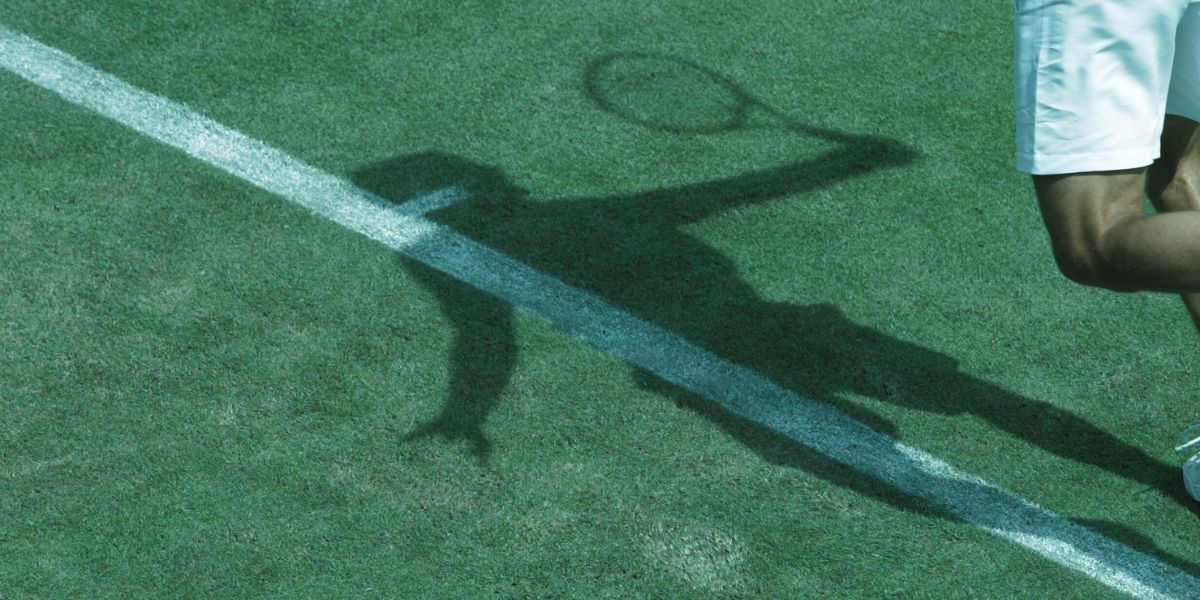 joueur en plein match de tennis à wimbledon - le bon parieur