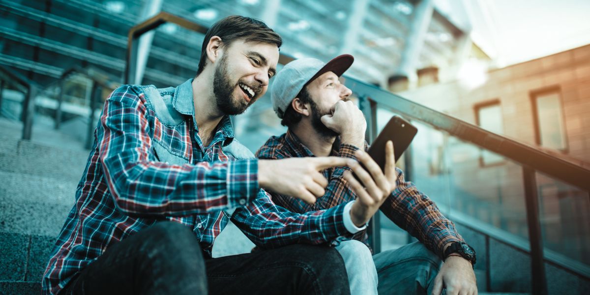 deux amis qui passent du bon temps à parier - le bon parieur