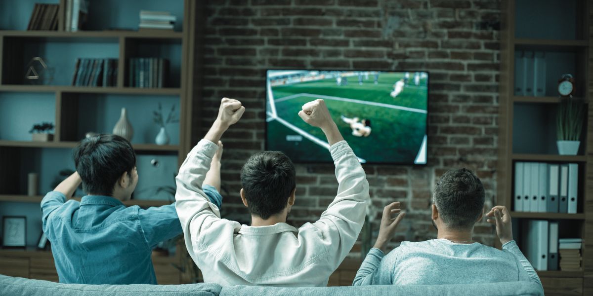 groupe d'amis en train de regarder un match de foot gratuit et célébrer un but - le bon parieur