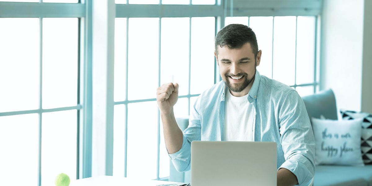 homme qui prend les conseils pour bien parier en ligne - Le Bon Parieur