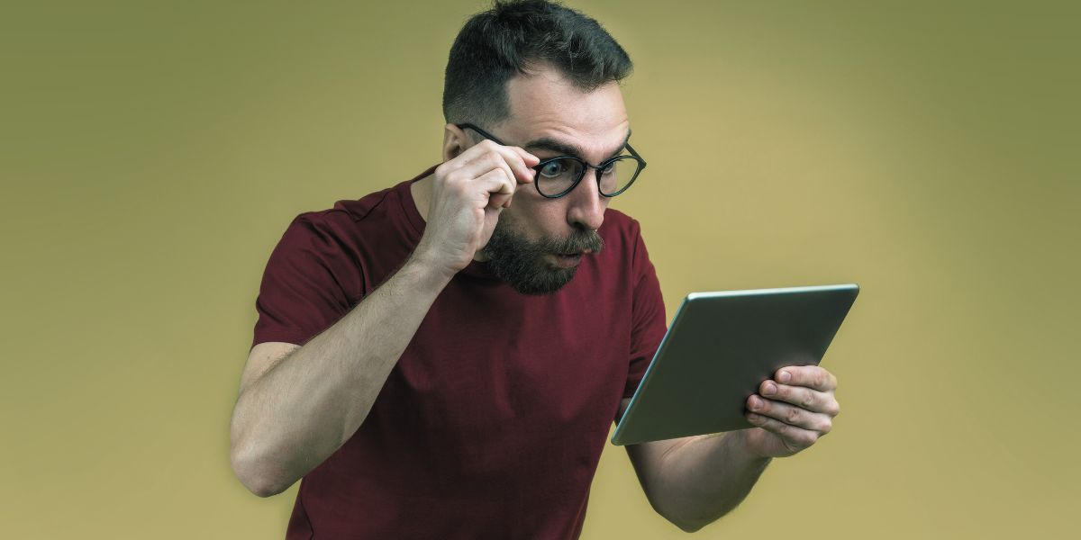 jeune homme qui découvre les conseils pour profiter du bonus de bienvenue genybet - le bon parieur