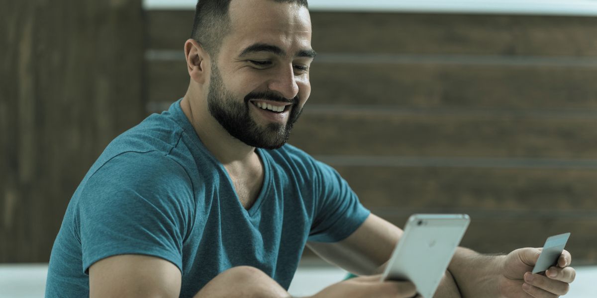 homme qui découvre l'appli Bwin pour profiter du bonus - le bon parieur