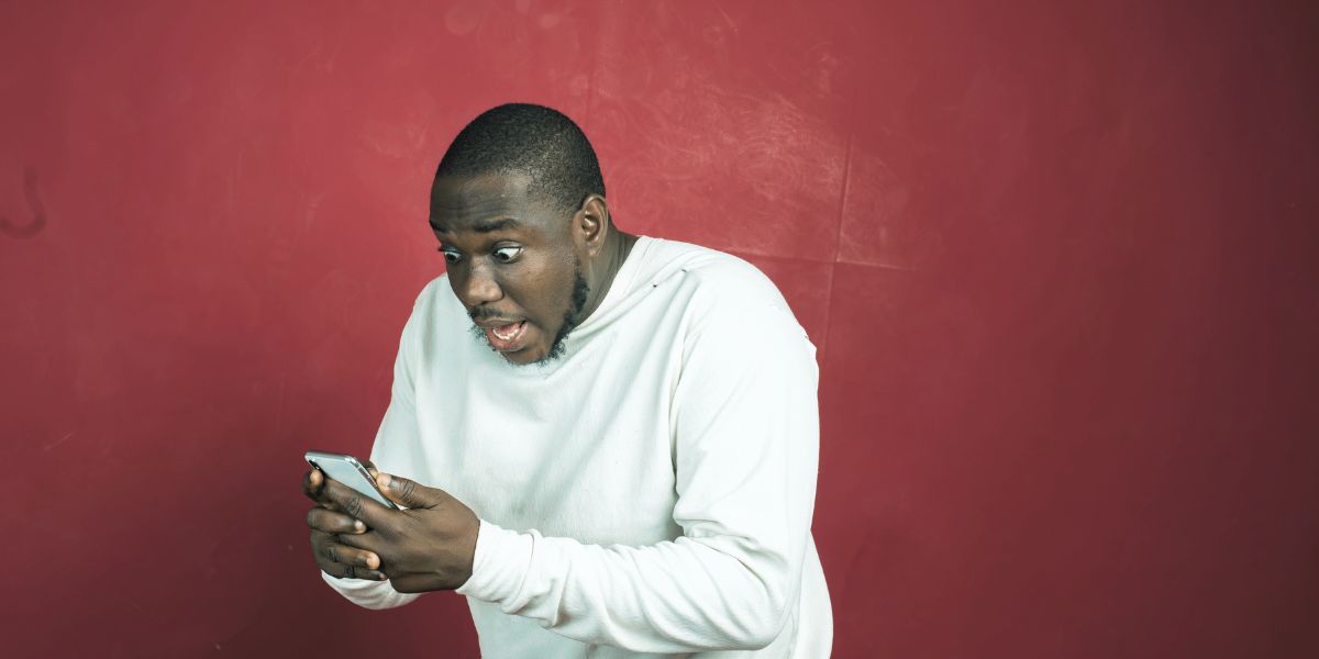 jeune homme qui découvre les conditions d'un bonus de bienvenue - le bon parieur