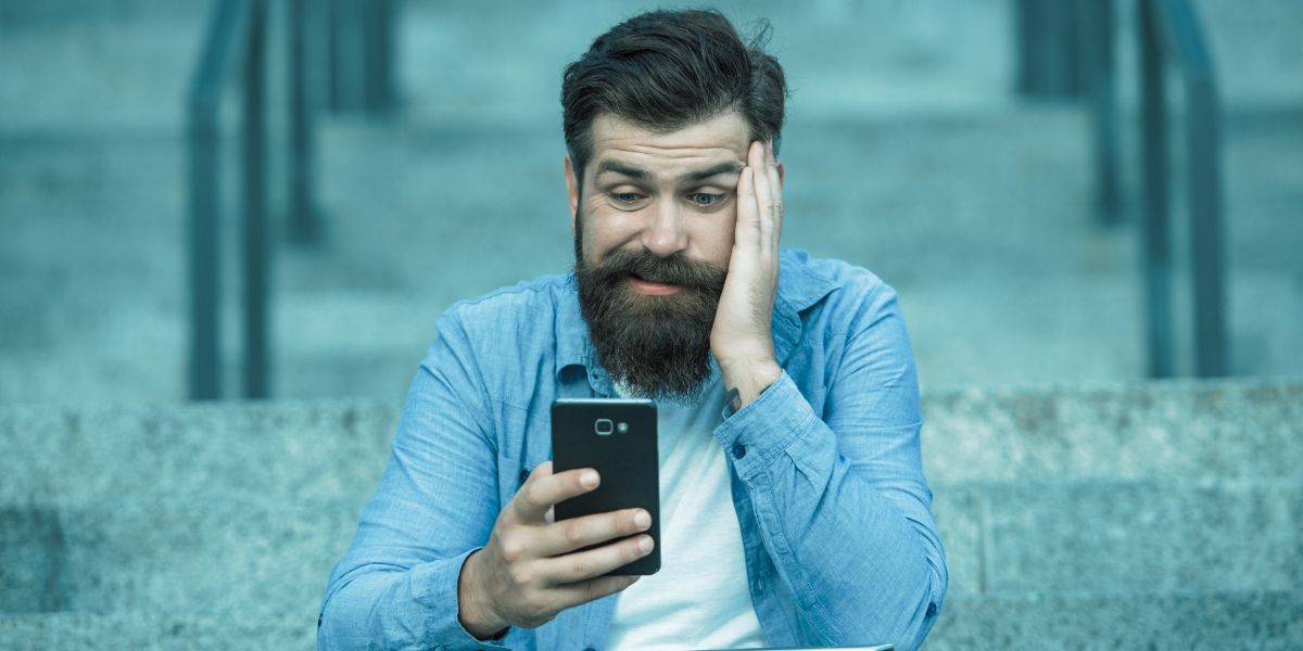 homme qui lit les conditions d'un bonus de bienvenue - le bon parieur