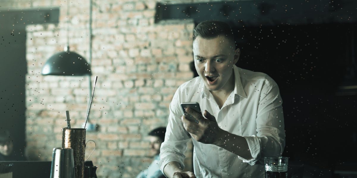 jeune homme qui découvre et regarde le sport en streaming gratuit sur son téléphone - Le-Bon-Parieur