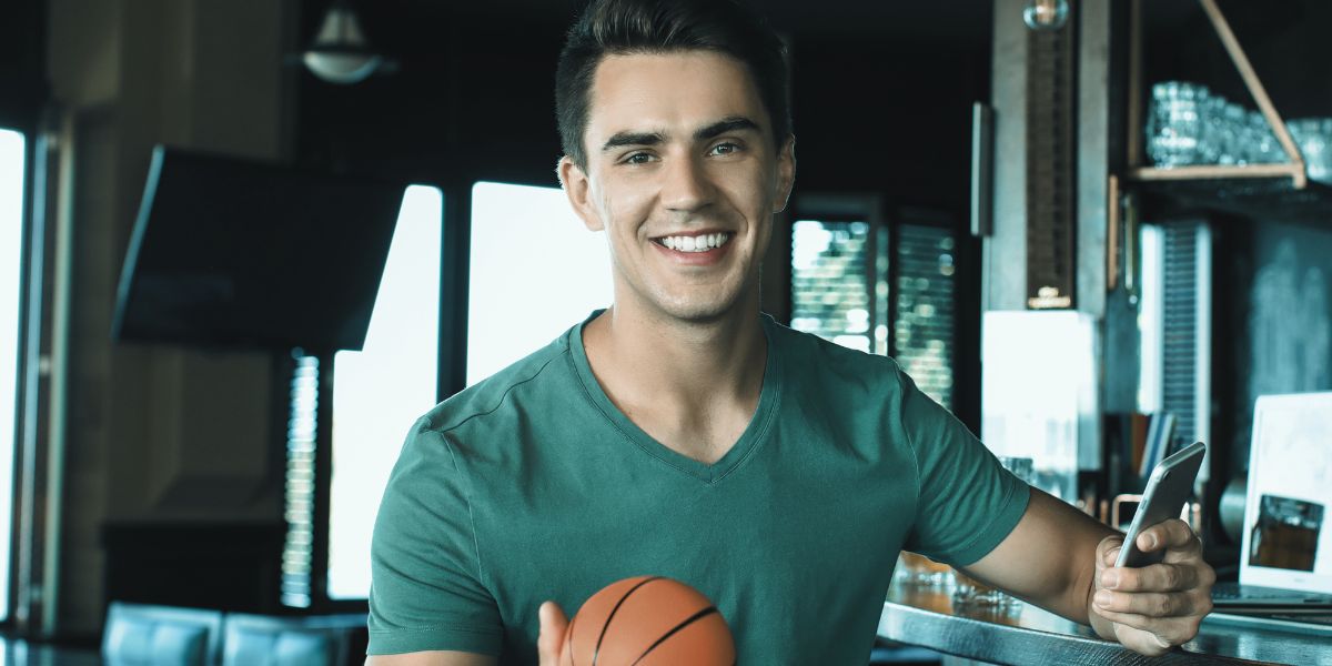 homme heureux de parier sur Bwin et de profiter du bonus de bienvenue - le bon parieur