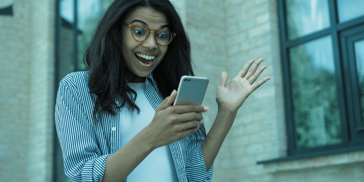 jeune femme qui découvre les paris sportifs avec genybet - - le bon parieur