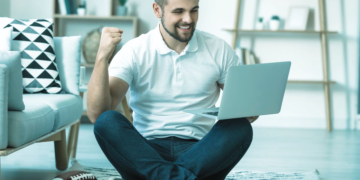 homme qui prend les conseils pour bien parier en ligne - Le Bon Parieur