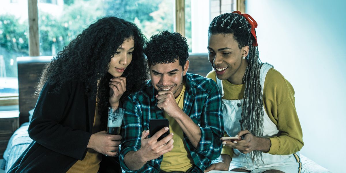 trois amis qui parient ensemble sur un bookmaker - le bon parieur