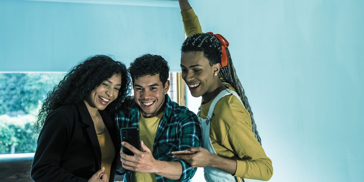 groupe d'amis qui profite du bonus genybet - le bon parieur